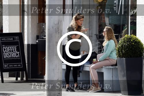 Amsterdam 11 april 2017
Stephanie Tency op terras met een vriendin.