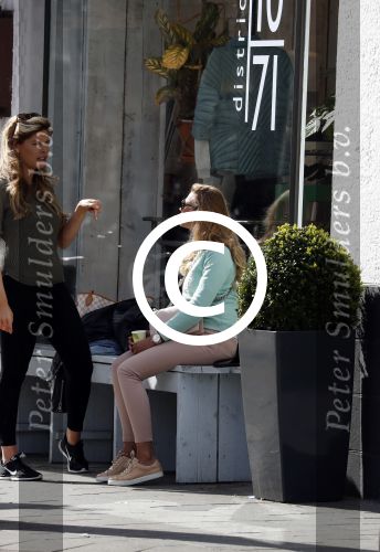Amsterdam 11 april 2017
Stephanie Tency op terras met een vriendin.
