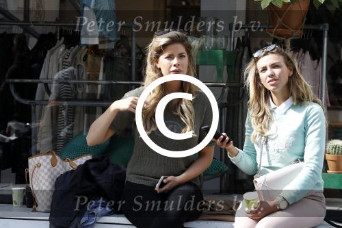 Amsterdam 11 april 2017
Stephanie Tency op terras met een vriendin.