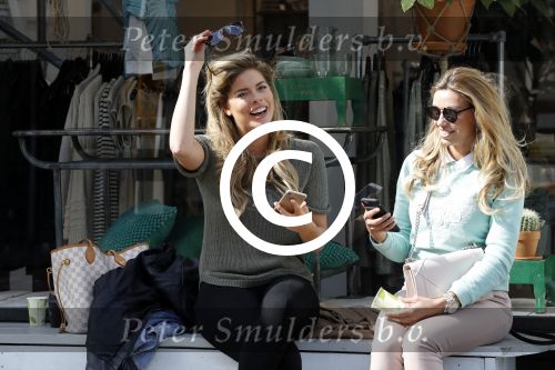 Amsterdam 11 april 2017
Stephanie Tency op terras met een vriendin.