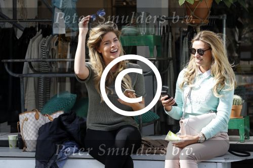 Amsterdam 11 april 2017
Stephanie Tency op terras met een vriendin.