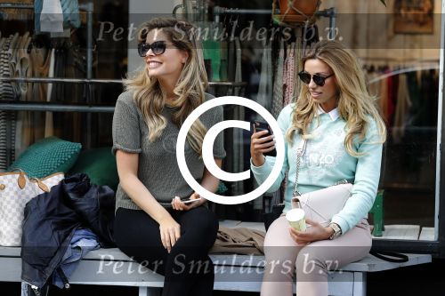 Amsterdam 11 april 2017
Stephanie Tency op terras met een vriendin.