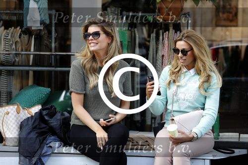 Amsterdam 11 april 2017
Stephanie Tency op terras met een vriendin.