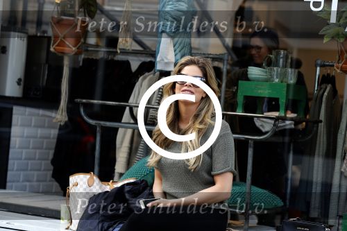 Amsterdam 11 april 2017
Stephanie Tency op terras met een vriendin.