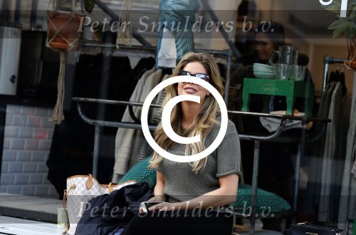 Amsterdam 11 april 2017
Stephanie Tency op terras met een vriendin.