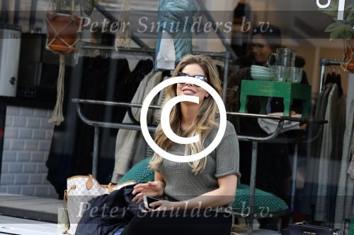 Amsterdam 11 april 2017
Stephanie Tency op terras met een vriendin.