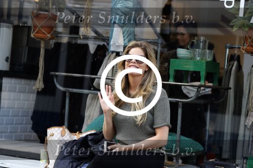 Amsterdam 11 april 2017
Stephanie Tency op terras met een vriendin.