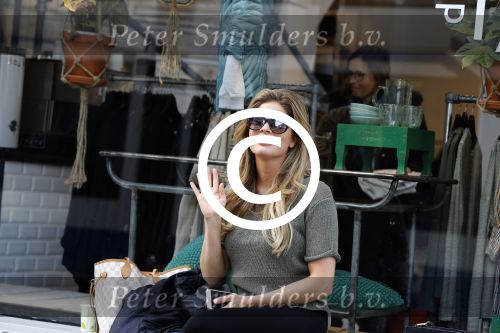 Amsterdam 11 april 2017
Stephanie Tency op terras met een vriendin.