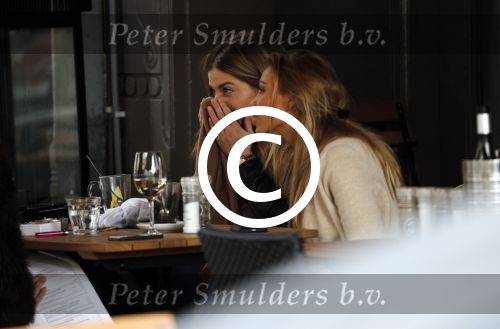Amsterdam 28 april 2017
Stephanie Tency met vriendinnen gapend op terras