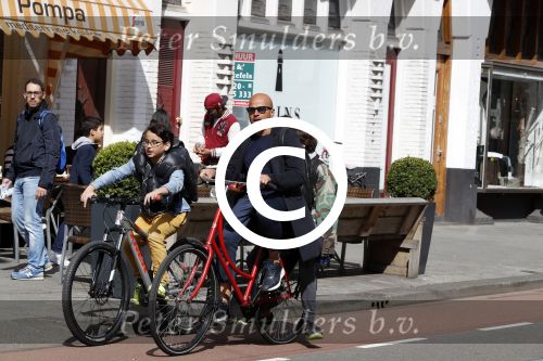 Amsterdam 10 april 2017 
Steve te Pas met zoons op de fiets in Amsterdam