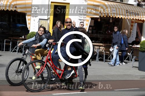 Amsterdam 10 april 2017 
Steve te Pas met zoons op de fiets in Amsterdam