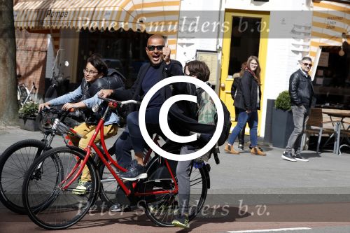 Amsterdam 10 april 2017 
Steve te Pas met zoons op de fiets in Amsterdam