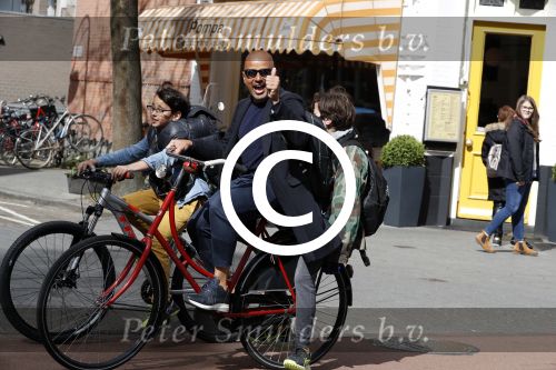 Amsterdam 10 april 2017 
Steve te Pas met zoons op de fiets in Amsterdam