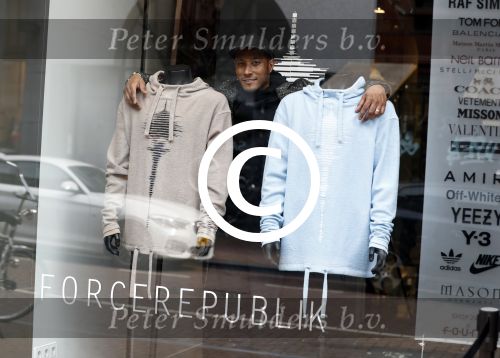 Amsterdam 12 mei 2017
Presentatie kledinglijn Sunnery James bij Four Azzuro op de pc Hooftstraat. Tony Cohen heeft samen met Sunnery collectie gemaakt.
