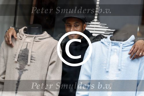 Amsterdam 12 mei 2017
Presentatie kledinglijn Sunnery James bij Four Azzuro op de pc Hooftstraat. Tony Cohen heeft samen met Sunnery collectie gemaakt.