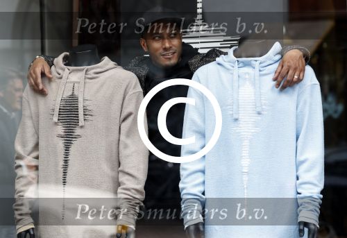 Amsterdam 12 mei 2017
Presentatie kledinglijn Sunnery James bij Four Azzuro op de pc Hooftstraat. Tony Cohen heeft samen met Sunnery collectie gemaakt.