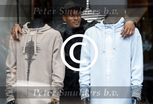 Amsterdam 12 mei 2017
Presentatie kledinglijn Sunnery James bij Four Azzuro op de pc Hooftstraat. Tony Cohen heeft samen met Sunnery collectie gemaakt.