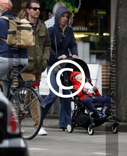 Amsterdam 13 mei 2017  
Suze Mens met haar man Emiel de SÃ©vrÃ¨n Jacquet en  hun kind aan het wandelen