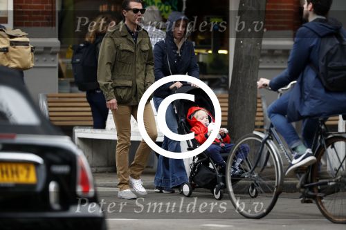 Amsterdam 13 mei 2017  
Suze Mens met haar man Emiel de SÃ©vrÃ¨n Jacquet en  hun kind aan het wandelen