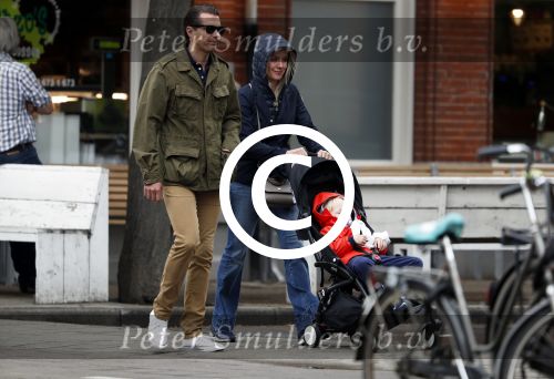 Amsterdam 13 mei 2017  
Suze Mens met haar man Emiel de SÃ©vrÃ¨n Jacquet en  hun kind aan het wandelen