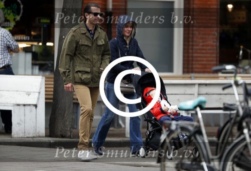 Amsterdam 13 mei 2017  
Suze Mens met haar man Emiel de SÃ©vrÃ¨n Jacquet en  hun kind aan het wandelen