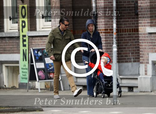 Amsterdam 13 mei 2017  
Suze Mens met haar man Emiel de SÃ©vrÃ¨n Jacquet en  hun kind aan het wandelen