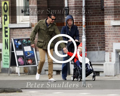 Amsterdam 13 mei 2017  
Suze Mens met haar man Emiel de SÃ©vrÃ¨n Jacquet en  hun kind aan het wandelen