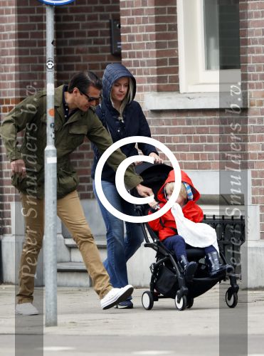 Amsterdam 13 mei 2017  
Suze Mens met haar man Emiel de SÃ©vrÃ¨n Jacquet en  hun kind aan het wandelen