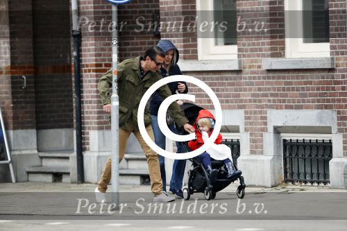 Amsterdam 13 mei 2017  
Suze Mens met haar man Emiel de SÃ©vrÃ¨n Jacquet en  hun kind aan het wandelen