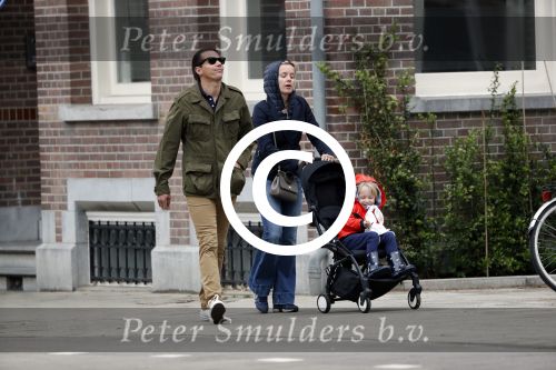 Amsterdam 13 mei 2017  
Suze Mens met haar man Emiel de SÃ©vrÃ¨n Jacquet en  hun kind aan het wandelen