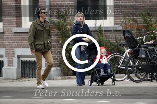 Amsterdam 13 mei 2017  
Suze Mens met haar man Emiel de SÃ©vrÃ¨n Jacquet en  hun kind aan het wandelen