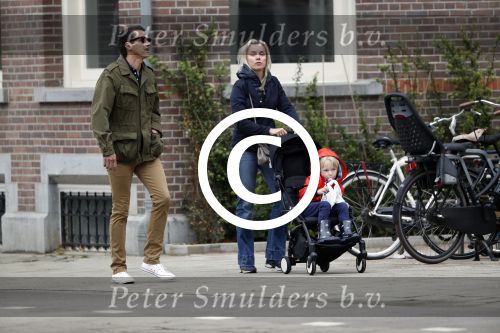 Amsterdam 13 mei 2017  
Suze Mens met haar man Emiel de SÃ©vrÃ¨n Jacquet en  hun kind aan het wandelen