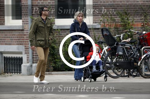 Amsterdam 13 mei 2017  
Suze Mens met haar man Emiel de SÃ©vrÃ¨n Jacquet en  hun kind aan het wandelen