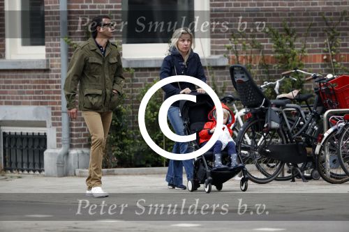 Amsterdam 13 mei 2017  
Suze Mens met haar man Emiel de SÃ©vrÃ¨n Jacquet en  hun kind aan het wandelen