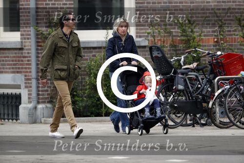 Amsterdam 13 mei 2017  
Suze Mens met haar man Emiel de SÃ©vrÃ¨n Jacquet en  hun kind aan het wandelen