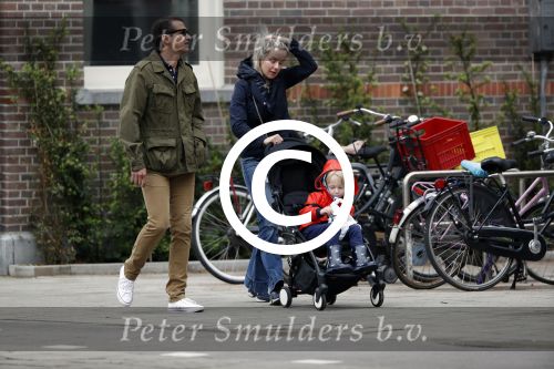 Amsterdam 13 mei 2017  
Suze Mens met haar man Emiel de SÃ©vrÃ¨n Jacquet en  hun kind aan het wandelen