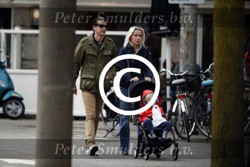 Amsterdam 13 mei 2017  
Suze Mens met haar man Emiel de SÃ©vrÃ¨n Jacquet en  hun kind aan het wandelen