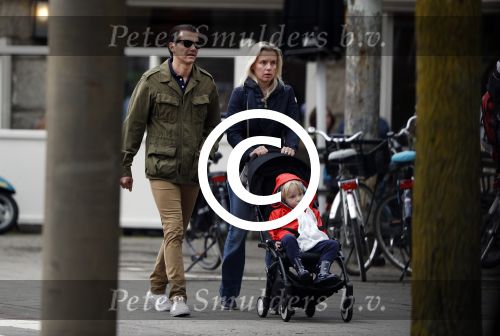 Amsterdam 13 mei 2017  
Suze Mens met haar man Emiel de SÃ©vrÃ¨n Jacquet en  hun kind aan het wandelen