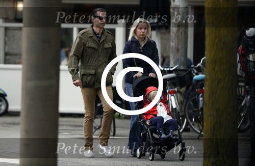 Amsterdam 13 mei 2017  
Suze Mens met haar man Emiel de SÃ©vrÃ¨n Jacquet en  hun kind aan het wandelen