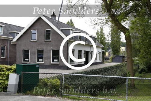 Ouderkerk aan de amstel 10 mei 2017
Heeft Sylvana Simons de boerderij naast de boerderij van Nicolette Kluiver gekocht? (huis)