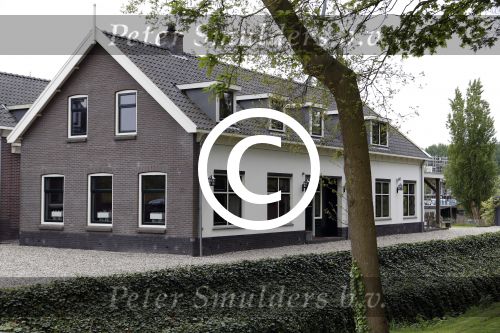 Ouderkerk aan de amstel 10 mei 2017
Heeft Sylvana Simons de boerderij naast de boerderij van Nicolette Kluiver gekocht? (huis)