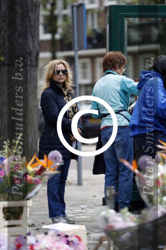 Amsterdam 12 mei 2017  
Tatjana koopt bloemen op de beethovenstraat