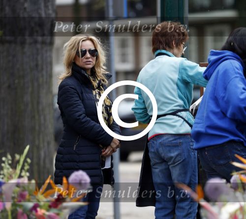 Amsterdam 12 mei 2017  
Tatjana koopt bloemen op de beethovenstraat