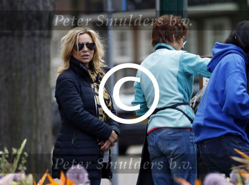 Amsterdam 12 mei 2017  
Tatjana koopt bloemen op de beethovenstraat