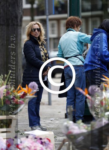 Amsterdam 12 mei 2017  
Tatjana koopt bloemen op de beethovenstraat