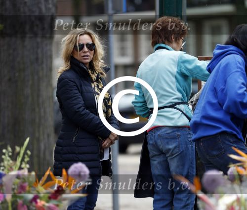 Amsterdam 12 mei 2017  
Tatjana koopt bloemen op de beethovenstraat