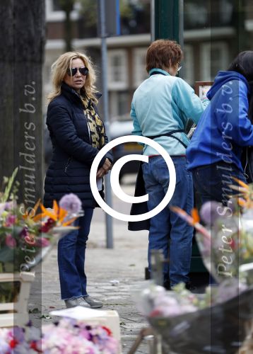 Amsterdam 12 mei 2017  
Tatjana koopt bloemen op de beethovenstraat