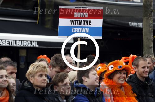 Tilburg 27 april 2017
Koningsdag in tilburg. Aanwezige leden van de koninklijke familie zijn, Koning Willem Alexander Koningin Maxima Prinses Amalia Ariane Alexia, Prins Constantijn prinses Laurentien Prins Maurits Prinses Marilene Prins Bernhard jr Prinses Annette Prins Floris Prinses Aimee Prins Pieter Christiaan en Prinses Anita. Guus Meeuwis en Gers Pardoel zingen ze toe. demonstratie tegen koninklijk huis en voor republiek