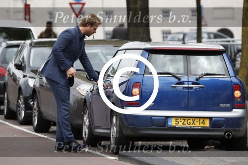 Amsterdam Uitdam 23 april 2017
Thijs Romer en zijn vriendin Igone de Jongh ( en haar zoontje) gaan naar het huis van Katja Schuurman om de verjaardag van Semmie te vieren
