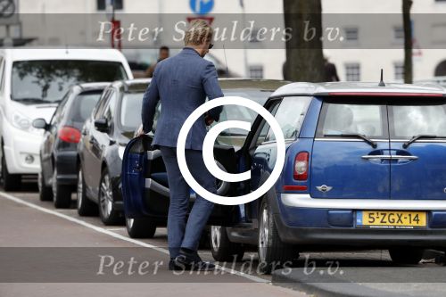 Amsterdam Uitdam 23 april 2017
Thijs Romer en zijn vriendin Igone de Jongh ( en haar zoontje) gaan naar het huis van Katja Schuurman om de verjaardag van Semmie te vieren